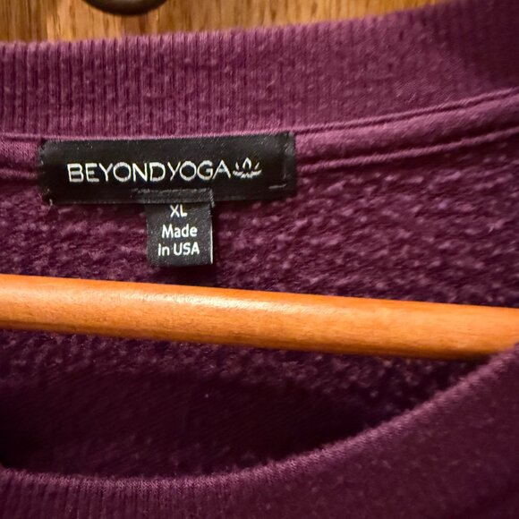 Beyond Yoga Cozy Fleece™ Favorite Raglan Crew Sweatshirt Fig Burgundy, XL - Picture 3 of 3